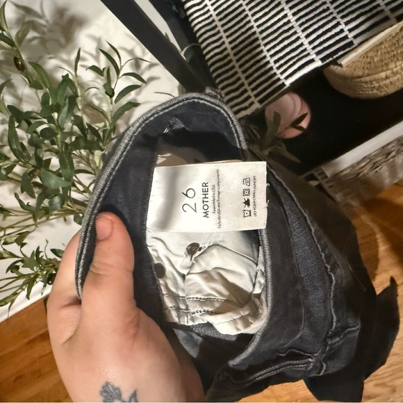 MOTHER Charcoal Distressed Skinny Jeans size 26 - Picture 7 of 8